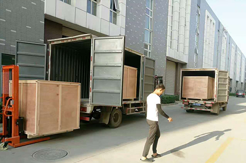 宜興客戶SMT設(shè)備專車送貨，貨到上門安裝調(diào)試