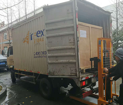 湛江客戶SMT設(shè)備專車送貨，貨到上門安裝調(diào)試