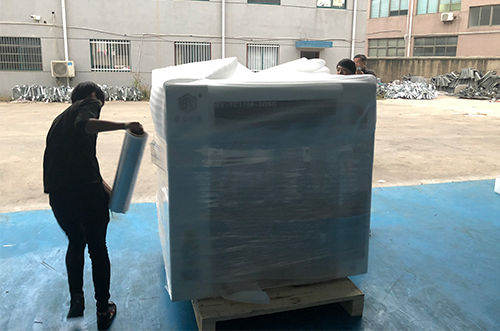 深圳客戶SMT設(shè)備專車送貨，貨到上門安裝調(diào)試