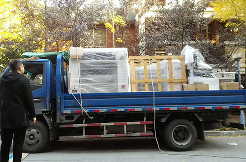 丹陽(yáng)客戶(hù)SMT設(shè)備專(zhuān)車(chē)送貨，貨到上門(mén)安裝調(diào)試